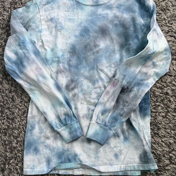 2 shirts, 90s sealife center shirt and a blue tie dye shirt - Picture 3 of 3